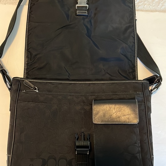 Black signature Coach messenger bag. - Picture 3 of 7
